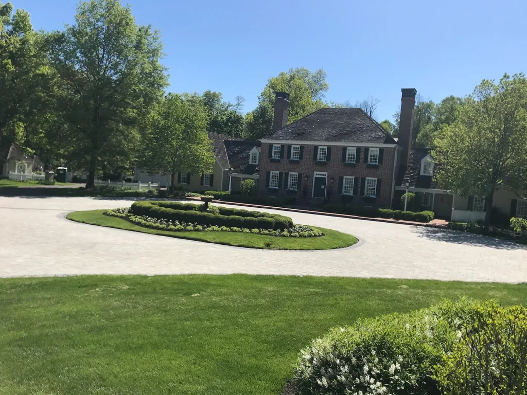 Circular Driveway Design - Rich's Landscaping